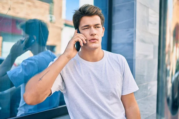 Jeune Homme Caucasien Avec Une Expression Sérieuse Parler Sur Smartphone — Photo