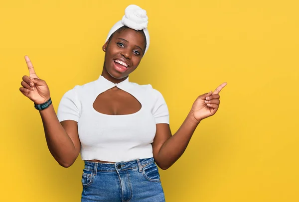 Mujer Africana Joven Con Turbante Con Turbante Pelo Sobre Fondo — Foto de Stock