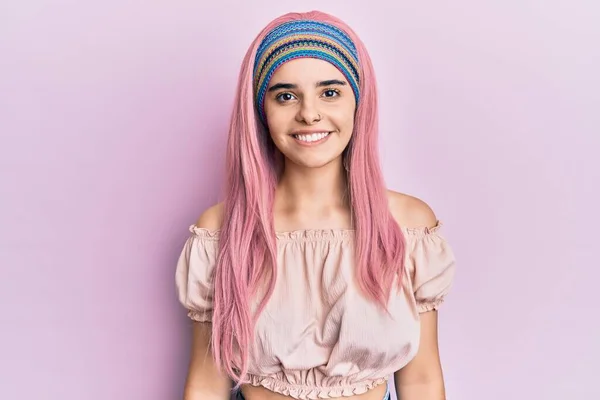 Menina Hispânica Jovem Com Cabelo Rosa Com Sorriso Feliz Legal — Fotografia de Stock