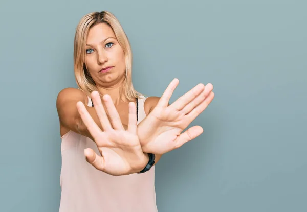 Middelbare Leeftijd Blanke Vrouw Dragen Casual Kleding Afwijzing Expressie Kruising — Stockfoto