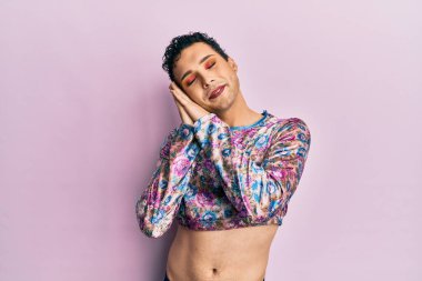 Makyaj yapan yakışıklı bir adam. Moda kıyafetleri giyiyor. Uyuyor, yorgun.. 