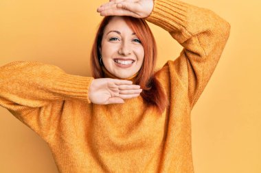 Güzel kızıl saçlı kadın sarı arka planda sıradan bir süveter giyiyor. Gülümsüyor, gülümsüyor ve elleriyle bir böceği dikizliyor. Şaşırdım ve çıktım. 