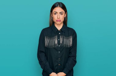 Gündelik giysiler giyen genç İspanyol kadın depresyonda ve endişe içinde, kızgın ve korkmuş bir şekilde ağlıyor. hüzünlü ifade. 