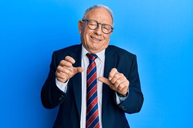 Beyaz üst düzey bir adam iş elbisesi giyiyor ve iğrenç bir ifade takınıyor. Tiksinti tepkisi yüzünden tiksinmiş ve ürkek bir ifade takınıyor.. 