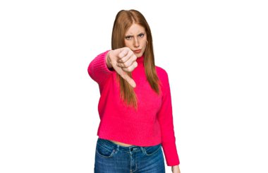 Genç İrlandalı kadın gündelik kıyafetler giyiyor mutsuz görünüyor ve reddediliyor ve olumsuz jestler yapıyor. kötü ifade. 