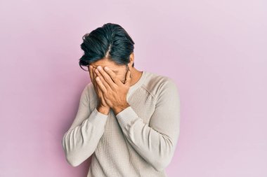 Ağlarken suratını ellerle kapatan sıradan bir kazak giyen İspanyol genç adam. depresyon kavramı. 