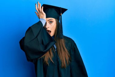 Mezuniyet şapkası ve tören cübbesi takan güzel esmer bir kadın. Yanlışlıkla el ele verip şaşırmış. Hatayı hatırla. Unuttum, kötü hafıza kavramı. 