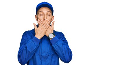 Tulum giyen sakallı kel adam ağzını yanlışlıkla elleriyle kapatmış. gizli kavram. 