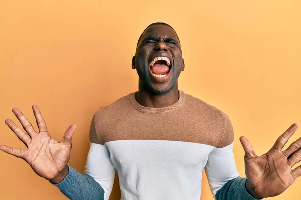 Ung Afrikansk Amerikan Man Bär Casual Kläder Firar Galen Och — Stockfoto