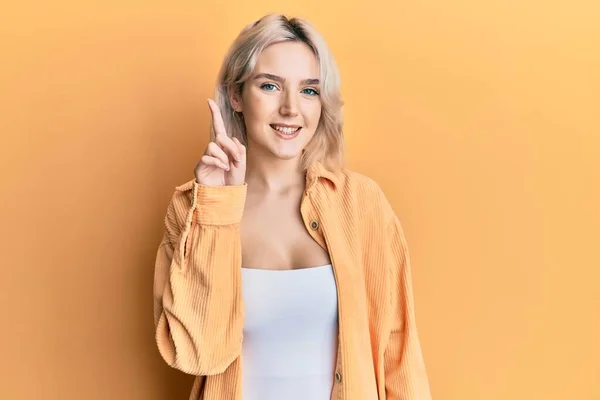 Ung Blond Jente Som Viser Seg Peker Opp Med Finger – stockfoto