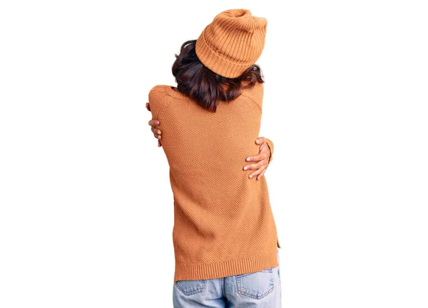 Junge Schöne Mischlingshündin Wollpullover Und Wintermütze Die Sich Glücklich Und — Stockfoto