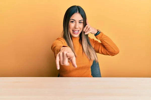 Junge Hispanische Frau Lässiger Kleidung Die Auf Dem Tisch Sitzt — Stockfoto