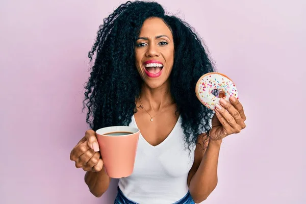 Middelbare Leeftijd Afrikaanse Amerikaanse Vrouw Die Donut Eet Koffie Drinkt — Stockfoto