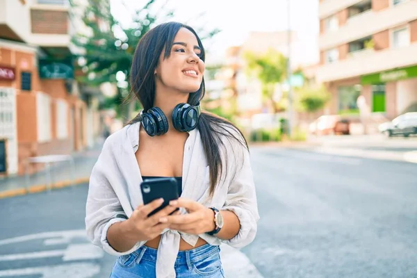 Jong Hispanic Meisje Glimlachen Blij Met Behulp Van Smartphone Koptelefoon — Stockfoto