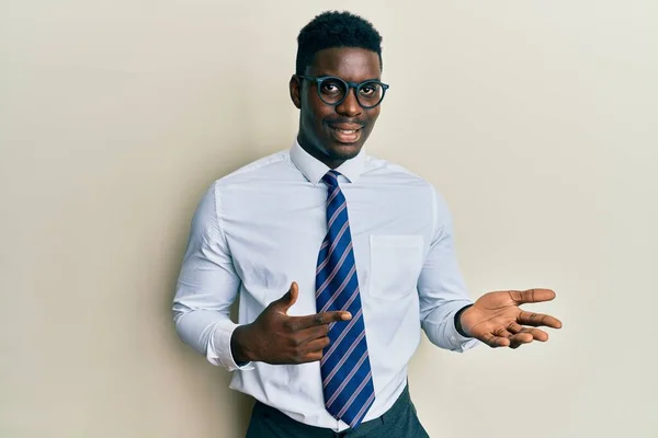 Schöner Schwarzer Mann Mit Brille Business Hemd Und Krawatte Staunend — Stockfoto