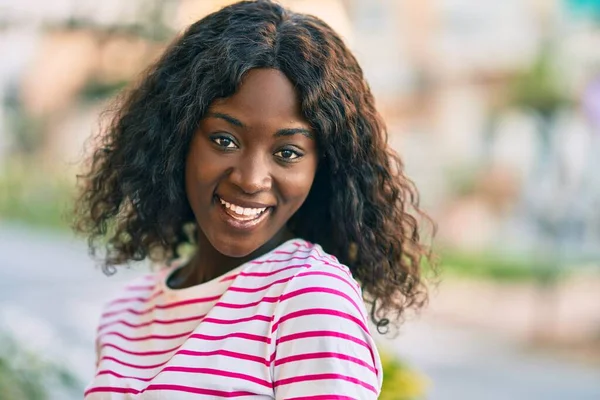 Fiatal Afro Amerikai Lány Mosolyog Boldog Áll Városban — Stock Fotó