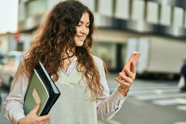 Ung Latinamerikansk Kvinna Ler Glad Med Smartphone Stan — Stockfoto