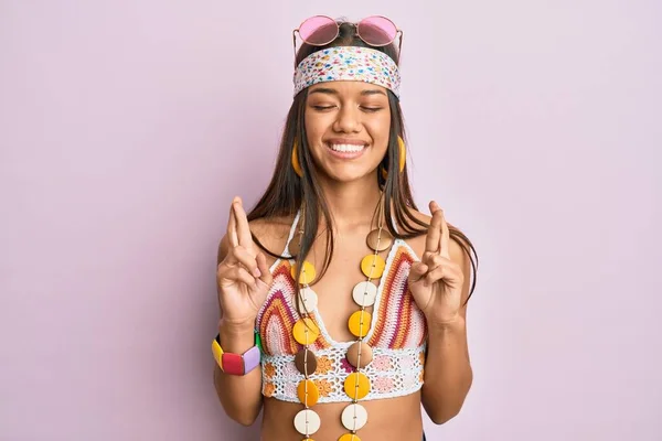 Schöne Hispanische Frau Bohemian Und Hippie Stil Gestikuliert Daumen Gedrückt — Stockfoto