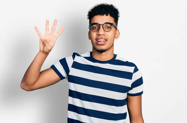 Jovem Afro Americano Vestindo Roupas Casuais Óculos Mostrando Apontando Para — Fotografia de Stock