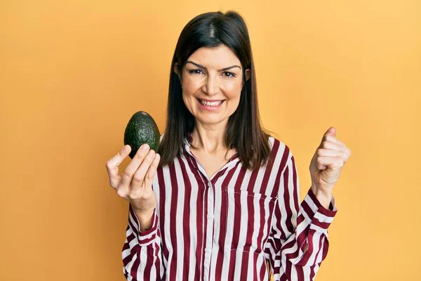 Giovane Donna Ispanica Che Tiene Avocado Urlando Orgoglioso Celebrando Vittoria — Foto Stock