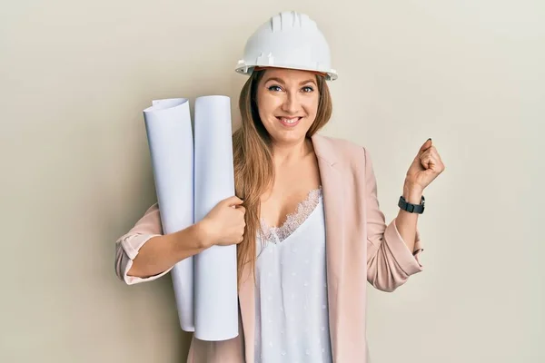 Jonge Blonde Vrouw Draagt Veiligheidshelm Houden Blauwdrukken Schreeuwen Trots Vieren — Stockfoto