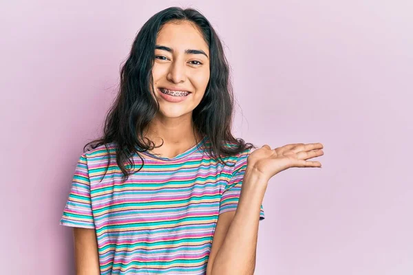 Ισπανίδα Έφηβη Κοπέλα Οδοντικά Σιδεράκια Φορώντας Καθημερινά Ρούχα Χαμογελώντας Χαρούμενα — Φωτογραφία Αρχείου