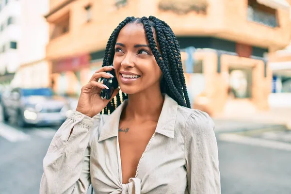 Joven Mujer Afroamericana Sonriendo Feliz Hablando Teléfono Inteligente Ciudad — Foto de Stock