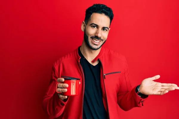 Jovem Hispânico Bebendo Uma Xícara Café Celebrando Realização Com Sorriso — Fotografia de Stock