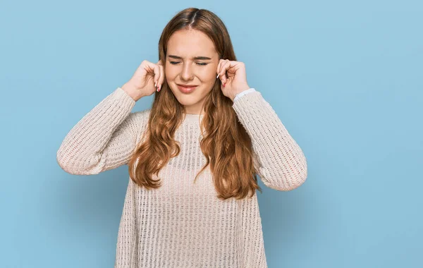 Giovane Donna Bionda Che Indossa Abiti Casual Che Coprono Orecchie — Foto Stock