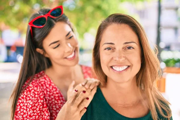 Hermosa Madre Hija Hispanas Vacaciones Sonriendo Feliz Pie Ciudad —  Fotos de Stock