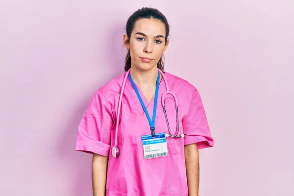 Mladá Brunetka Doktorské Uniformě Stetoskopu Uvolnila Vážným Výrazem Tváři Jednoduchý — Stock fotografie