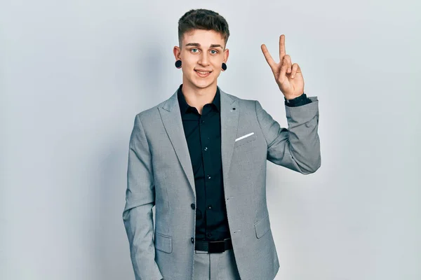Ung Kaukasisk Pojke Med Öron Dilatation Bär Business Jacka Leende — Stockfoto
