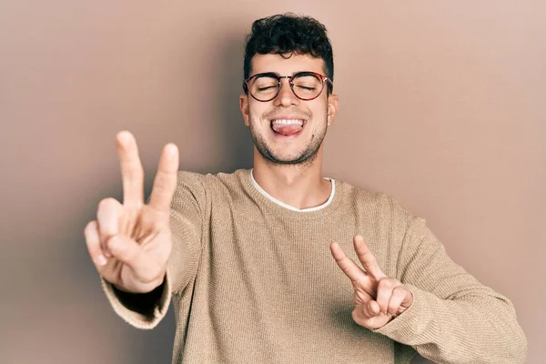 Junger Hispanischer Mann Lässiger Kleidung Und Brille Lächelt Mit Herausgestreckter — Stockfoto