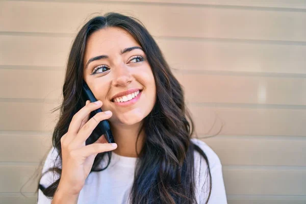 Jovem Hispânica Sorrindo Feliz Falando Smartphone Cidade — Fotografia de Stock