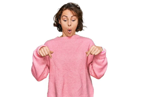 Młoda Latynoska Kobieta Ubrana Luźne Ubrania Wskazujące Palcami Reklamę Zaskoczoną — Zdjęcie stockowe