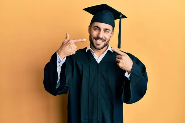 Junger Hispanischer Mann Mit Diplommütze Und Zeremoniengewand Der Fröhlich Lächelt — Stockfoto