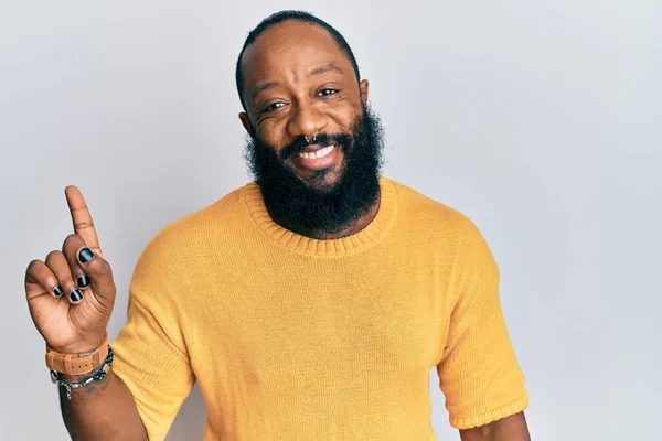 Jovem Afro Americano Vestindo Roupas Casuais Sorrindo Com Uma Ideia — Fotografia de Stock