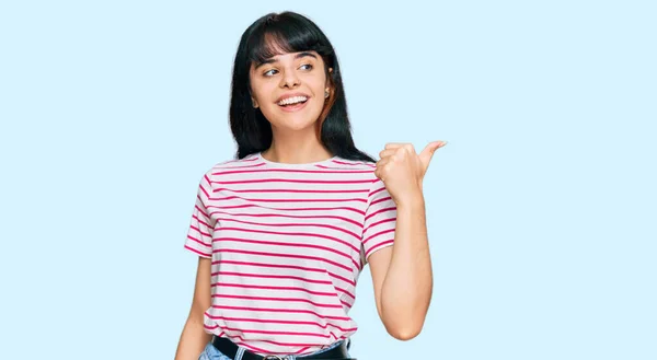 Молодая Латиноамериканка Повседневной Одежде Улыбается Счастливым Лицом Указывает Сторону Большим — стоковое фото