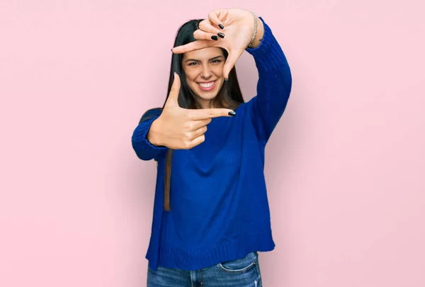 Молода Іспаномовна Жінка Повсякденному Одязі Посміхається Роблячи Рамку Руками Пальцями — стокове фото