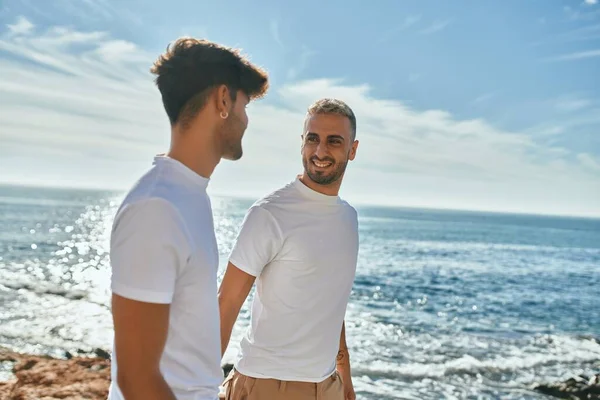 Genç Eşcinsel Çift Gülümsüyor Kumsalda Yürürken Mutlu — Stok fotoğraf