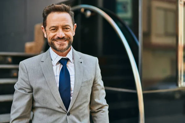 Hombre Negocios Mediana Edad Sonriendo Feliz Pie Ciudad — Foto de Stock