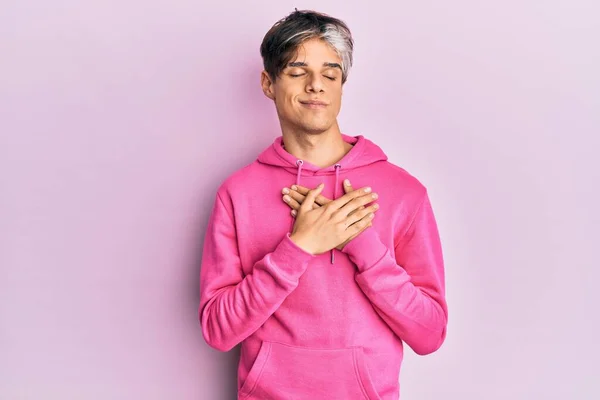 Junger Hispanischer Mann Lässigem Rosafarbenem Sweatshirt Mit Lächelnden Händen Auf — Stockfoto