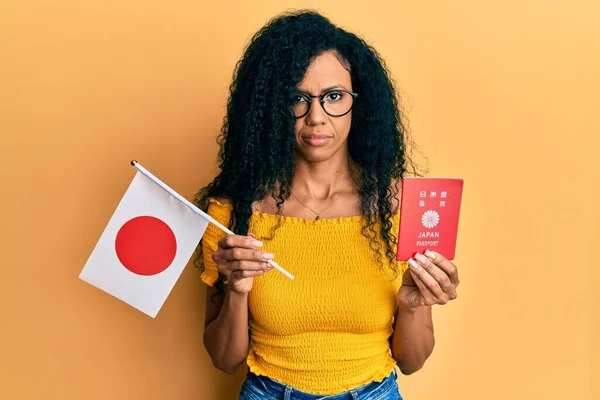 Donna Afroamericana Mezza Età Con Bandiera Passaporto Giapponesi Rilassati Con — Foto Stock