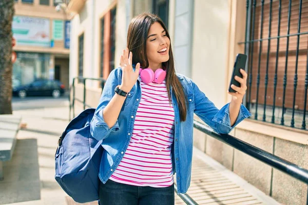 若いですヒスパニック系の学生の女の子笑顔幸せな行いビデオ通話を使用してスマートフォンで市 — ストック写真