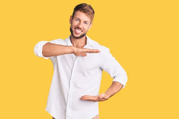 Young Caucasian Man Wearing Casual Clothes Gesturing Hands Showing Big — Stock Photo, Image