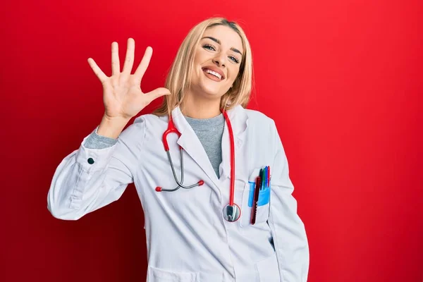 Mulher Branca Jovem Vestindo Uniforme Médico Estetoscópio Mostrando Apontando Para — Fotografia de Stock