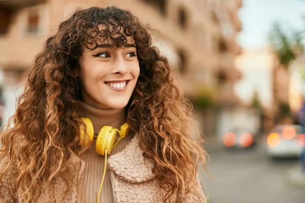 Junge Hispanische Frau Lächelt Glücklich Mit Kopfhörern Die Stadt — Stockfoto