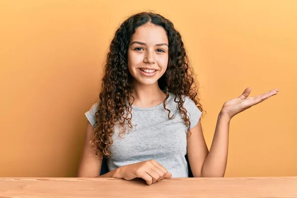 Adolescente Hispânico Menina Vestindo Roupas Casuais Sentado Mesa Sorrindo Alegre — Fotografia de Stock