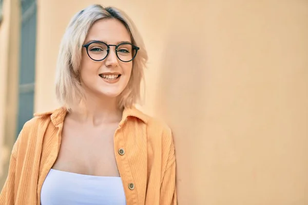 Jong Blond Meisje Glimlachen Gelukkig Dragen Bril Stad — Stockfoto