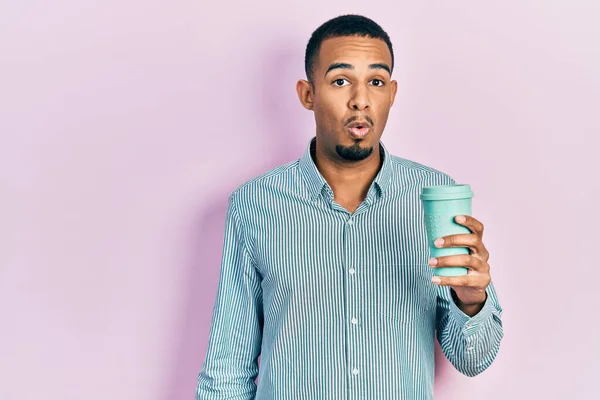Jeune Homme Afro Américain Buvant Une Tasse Café Emporter Effrayé — Photo